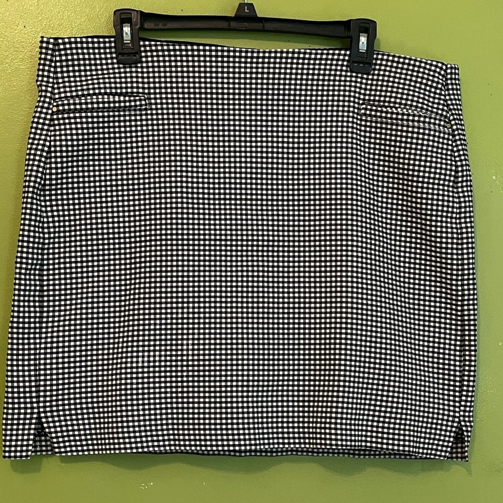 Chico’s Black and White So Slimming Bridget Skort